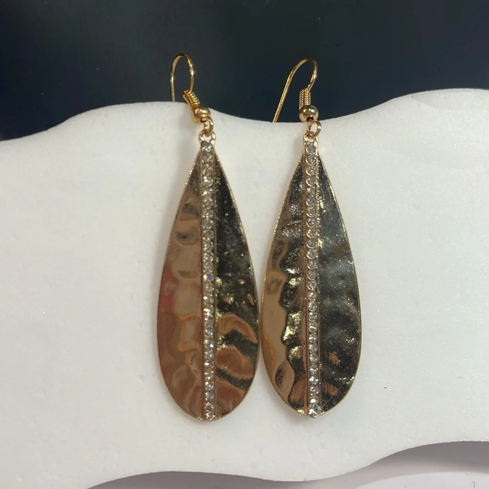 NWOT Gold Tone Leaf Earrings With Rhinestones